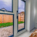 Cosy Single Storey With Garden, Parking Hébergement de vacances