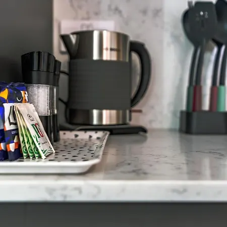 Cozy Near Concorde Museum W/ Backyard