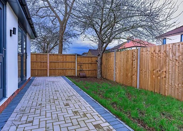 بيت للعطل Sunny Garden With Parking And Workspace *