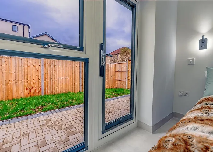 Sunny Garden With Parking And Workspace بيت للعطل