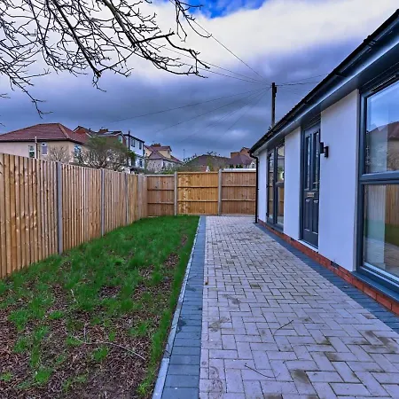 Ferienhaus Cosy Single Storey With Garden, Parking