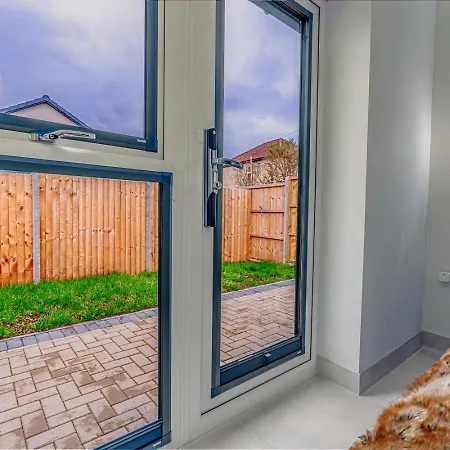 Cosy Single Storey With Garden, Parking 別荘