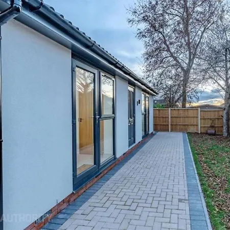 Sunny Garden With Parking And Workspace Semesterbostad