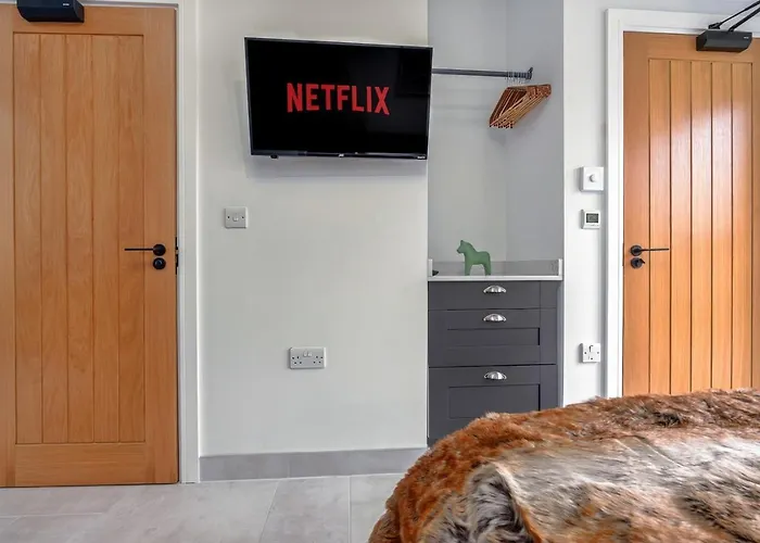 Sunny Garden With Parking And Workspace